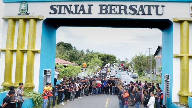 					Antusias Warga Pengantar Mantan Kapolres Sinjai AKBP Harry Azhar Menuju ke Tempat Tugas yang Baru. (Foto: Ist)