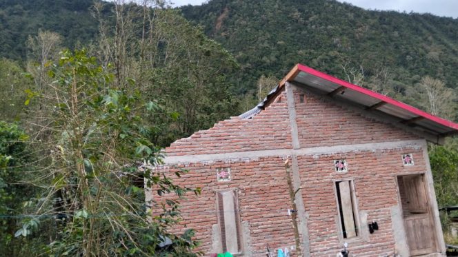 					Salah Satu Rumah Warga Atapnya Terbang Dihantam Angin Kencang. (Foto: Ist)