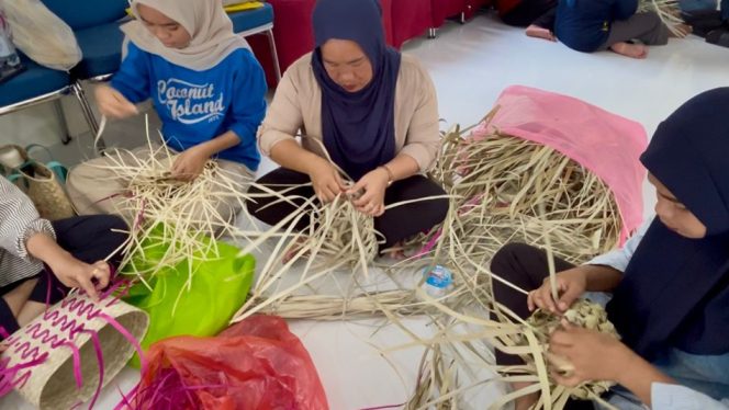 					Pelatihan Anyaman bagi Pelaku Usaha yang digelar oleh Dinas Perdagangan dan Perindustrian bekerja sama dengan Dekranasda Bulukumba. (Foto: Ist)