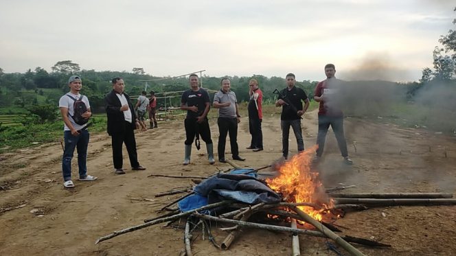 					Arena Judi Sabung Ayam Dibakar oleh Personel Polsek Bulukumpa. (Foto: Ist)