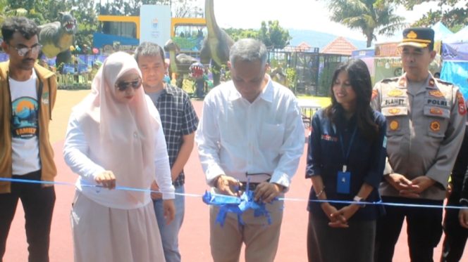 					Mewakili Walikota, Kepala BKPSDM Kota Parepare, Eko Wahyu Ariyadi Membuka secara resmi event wahana edukasi dan rekreasi Dino Planet di Taman Mattiro Tadi Kota Parepare. (Foto: Berita.News/ Wahyu)