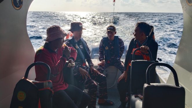 					Proses Evakuasi Nelayan yang Dinyatakan Hilang Ditemukan Selamat. (Foto: Ist)