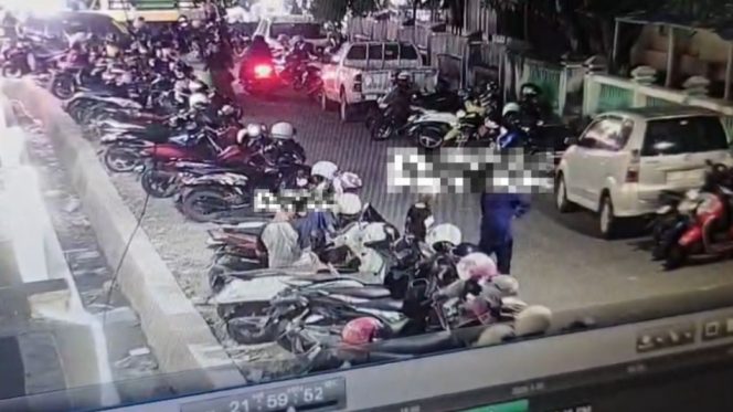 					Tangkapan Layar Video CCTV Merekam Aksi Pencurian di CFN Selayar. (Foto: Ist)