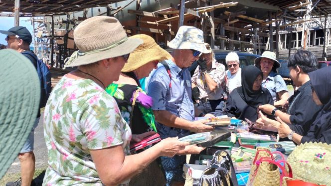 					Wisatawan Mancanegara Disuguhi kuliner khas daerah sambil menikmati panorama pantai. (Foto: Ist/ Humas)