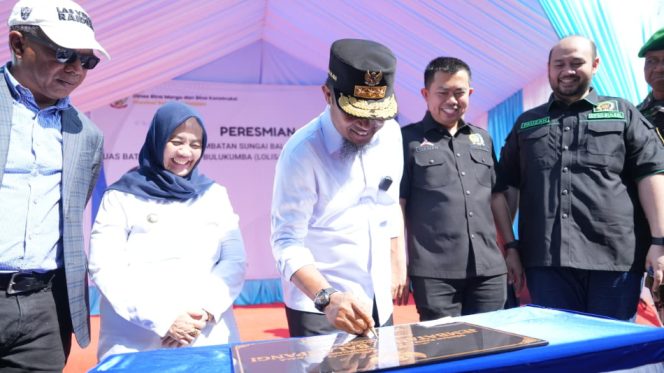 					Gubernur Sulsel, Andi Sudirman Sulaiman Resmikan Jembatan Balangpangi Penghubung SInjai-Bulukumba. (Foto: Ist)