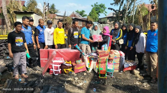 					Dinso Bulukumba Salurkan Bantuan Kemanusiaan kepada Korban Kebakaran Rumah. (Foto: Ist/ Humas)