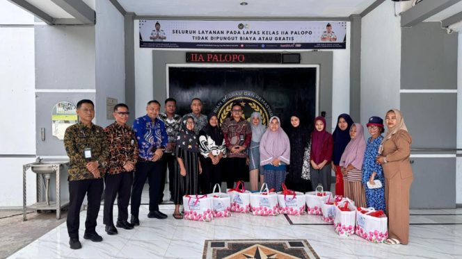 					Kalapas Palopo Palopo menyalurkan 10 paket sembako kepada warga kurang mampu di sekitar lingkungan lapas. (Foto: Ist/ Humas)