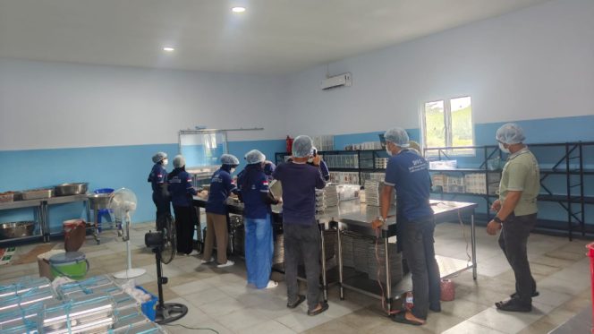 					Satgas MBG Sinjai Mengambil Sampel Makanan SPPG Sanjai. (Foto: Ist)