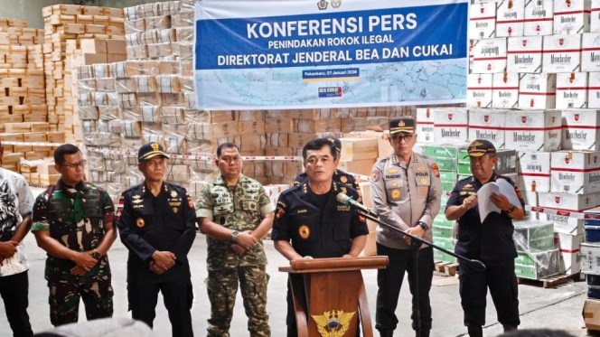 					Konferensi Pers Penindakan Rokok Ilegal Dirtjen Bea dan Cukai di Pekanbaru, Riau. (Foto: Ditjen Bea dan Cukai, Kementrian Keuangan RI)