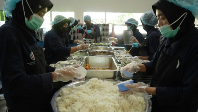 					Pengisian Ompreng MBG di Salah Satu SPPG. (Foto: Int)