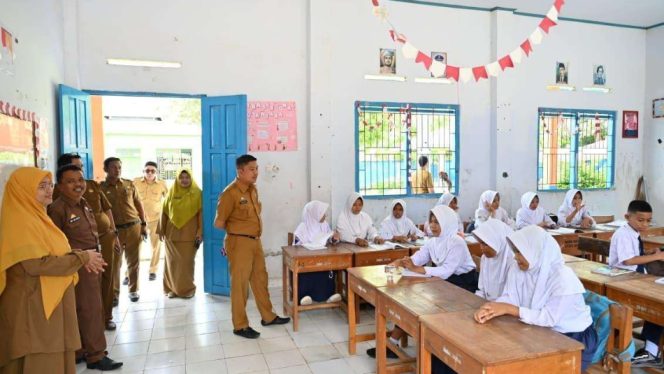 					Kepala Disdik Sinjai Irwan Suaib Saat Memantau Uji Coba Pelaksanaan Lima Hari Sekolah. (Foto: Ist)