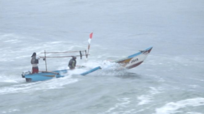					Kondisi Nelayan Saat Ditemukan Setelah Berjam-jam Terombang-ambing di Laut Lepas. (Foto: Ist)