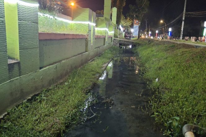 					Kondisi Drainase di Depan RSUD Sinjai Dipenuhi Lumpur. (Foto: Berita.News/ Thatang)