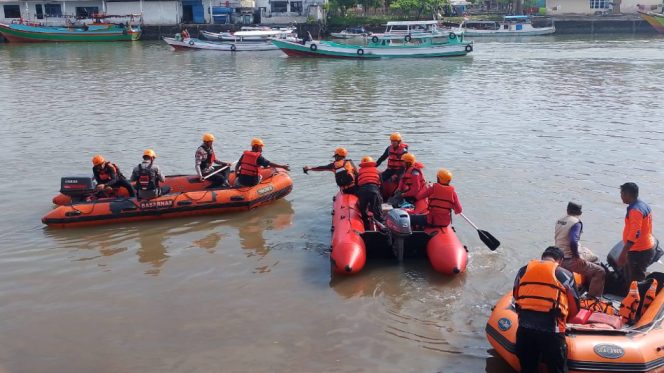 					Tim SAR Gabungan Lakukan Pencarian ABK yang Hilang Diperairan  Pulau Sembilan. (Foto: Ist)