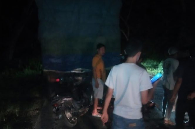 					Warga Bersama Bersama Petugas Melakukan Evakuasi Korban untuk di TKP. (Foto: Ist)