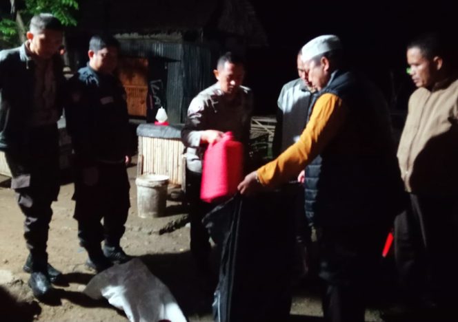 					Personel Polsek Sinjai Timur Sita 40 Liter Miras Jenis Ballo saat Penggerebekan Rumah Kebun Warga. (Foto: Ist)
