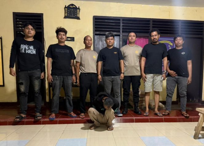 					Terduga Pelaku Saat Diamankan di Polsek Sinjai Selatan dan Akan Dibawa ke Mapolres Sinjai. (Foto: Ist)