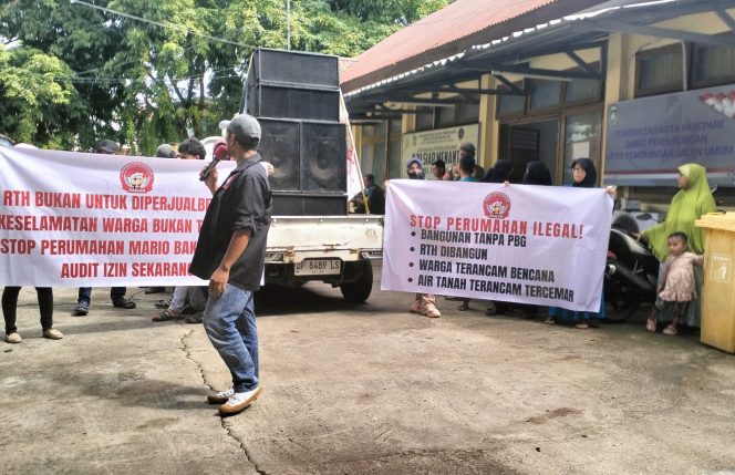 					Aksi Demonstrasi di Perumahan Pesona Mario Parepare Protes Soal RTH. (Foto: Berita.News/ Wahyu)