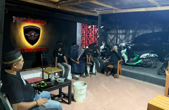 					Terduga Pelaku Pengeroyokan Saat Masih Diamankan di Posko Resmob Polres Sinjai. (Foto: Ist)