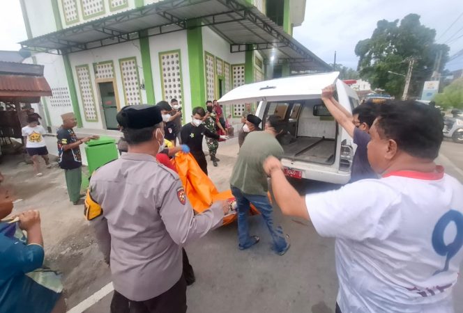 					Polisi Bersama Warga Evakuasi Korban yang Meninggal di Dalam Kamar Kosnya. (Foto: Ist)