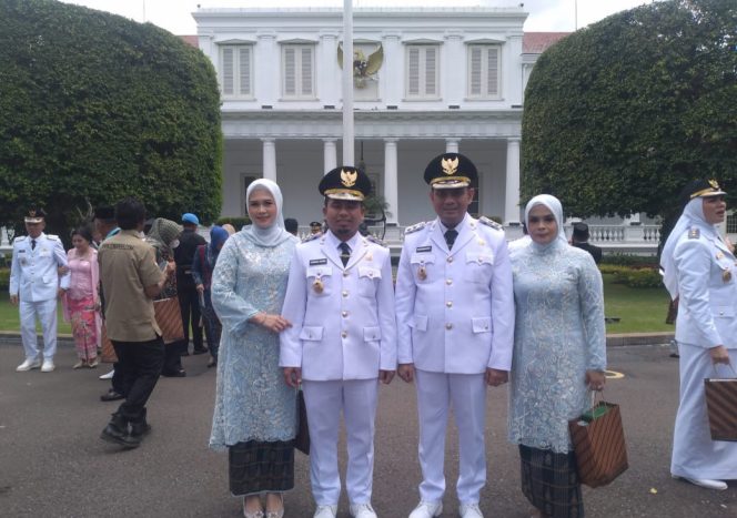 					Tasming Hamid dan Hermanto Didampingi Istri Usai Pelantikan Walikota dan Wakil Walikota Parelare di Istana. (Foto: Ist)