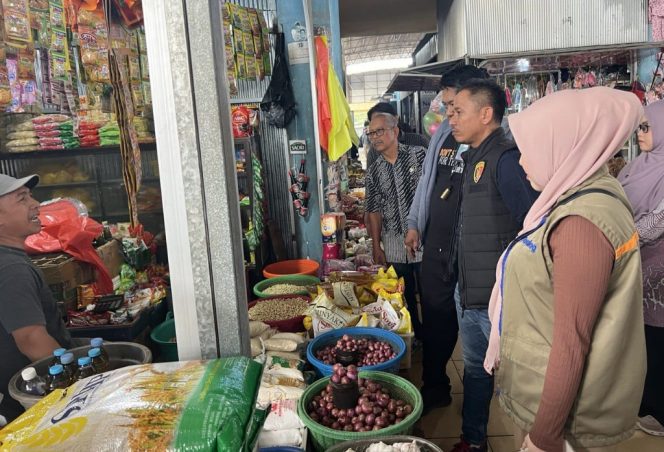 					Tim Satgas Pangan Lakukan Sidak di Pasar Cekkeng Bulukumba. (Foto: Ist)