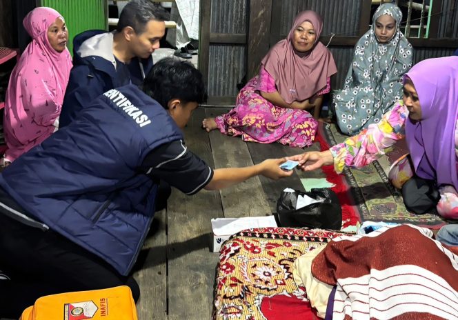 					Tim Identifikasi Satreskrim Dipimpin Kapolsek Sinjai Timur Mendatangi Rumah Korban. (Foto: Ist)