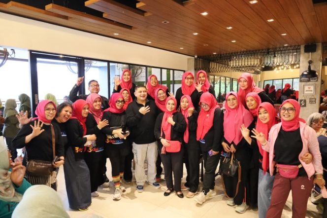 					Wali Kota Munafri Arifuddin bersama Alumni angkatan 93 se Kota Makassar (dok)