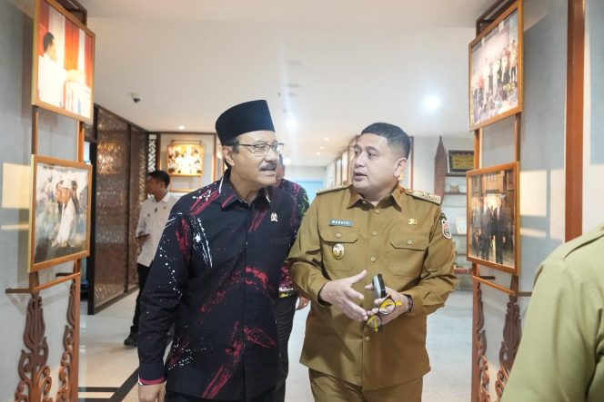 					Wali Kota Makassar Munafri Arifuddin bersama Menteri Sosial Saifullah Yusuf (dok)