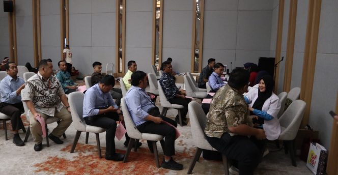 					Aksi Donor Darah Sinergi OJK, FKIJK SULSELBAR, dan UTD SULSEL (dok)