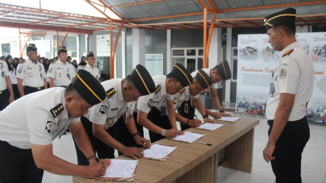 					Penandatanganan Pakta Integritas Yang Dilakukan Seluruh Pegawai Lapas Parepare. (Foto: Ist/ Humas)