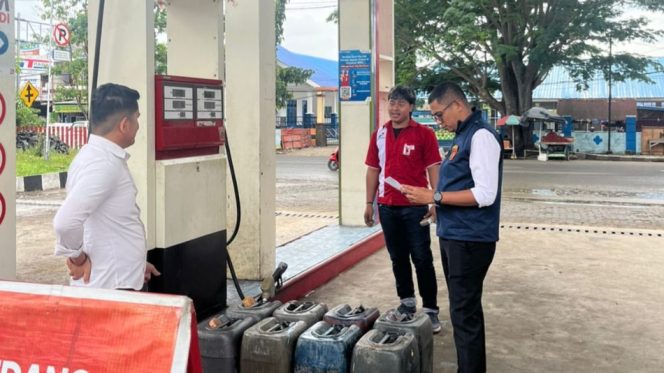 					Unit Tipidter Satreskrim Polres Sinjai Sidak SPBU. (Foto: Ist)