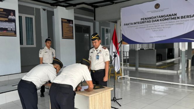 					Penandatanganan Pakta Integritas dan Komitmen Bersama Pembangunan Zona Integritas menuju Wilayah Bebas dari Korupsi  dan Wilayah Birokrasi Bersih dan Melayani. (Foto: Ist)