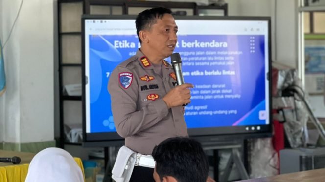 					Kasat Lantas Polres Parepare Memberikan Imbauan dan Edukasi Kepada siswa-siswi SMK. (Foto: Ist)