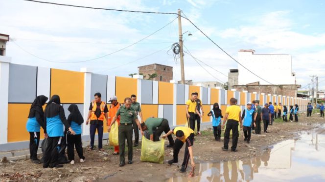 					TNI-Polri di Bulukumba Kompak Turun Bersihkan Sampah di Pasar Sentral. (Foto: Ist)