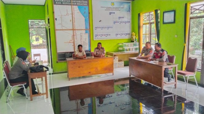 					Polsek Bontomatenne Turun Lakukan Klarifikasi ke Kantor Desa Tanete. (Foto: Ist)