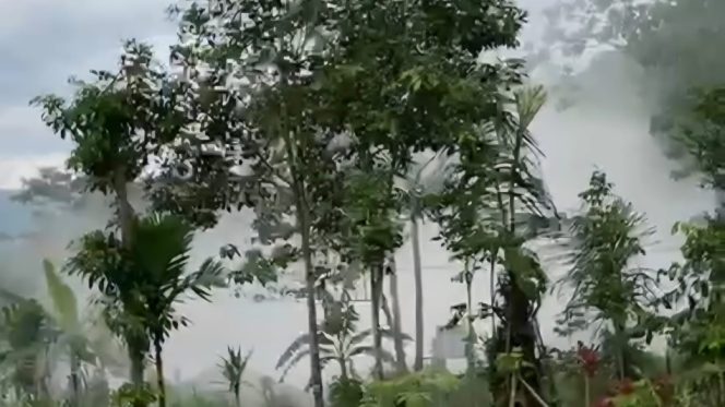 					Debu Material Menyerupai Kumpalan Asap Mengganggu Warga dan Lingkungan. (Foto: Ist)