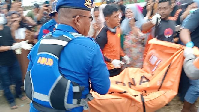 					Proses Evakuasi Jenazah Korban Aidil ABK KM 3 Putri 777. (Foto: Ist/ BPBD Bulukumba)