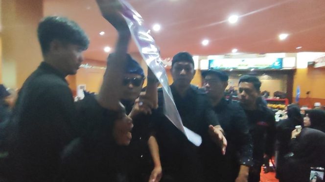 					Situasi Saat Dua Aktivis Perempuan Diamankan Tim Pengamanan Sidang Paripurna Hari Jadi Bulukumba di DPRD. (Foto: Ist)