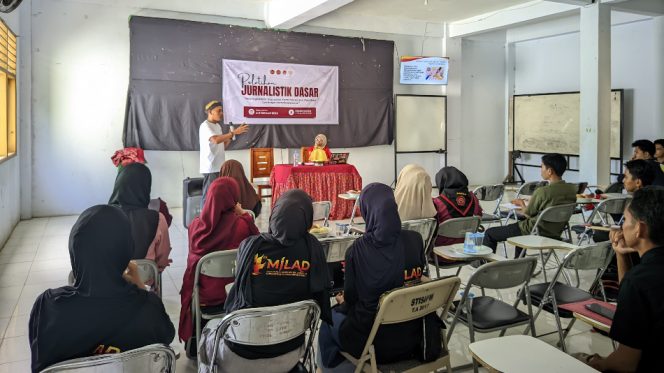 					Pemaparan Materi Jurnalistik oleh Wakil Ketua SMSI Sinjai di Kampus UMSi. (Foto: Ist)