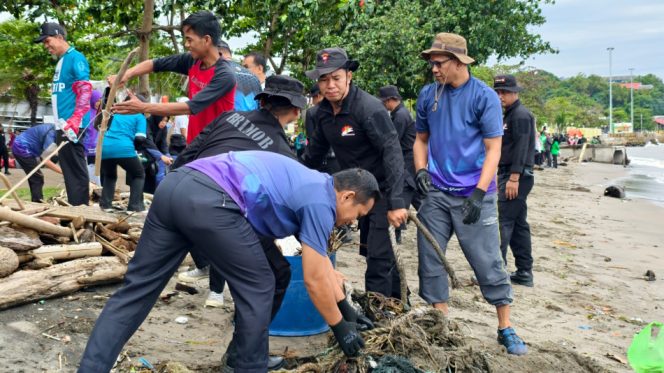 					Batalyon B Pelopor Polda Sulawesi Selatan bersama masyarakat menggelar aksi bersih-bersih sampah di kawasan PantaiKu Parepare. (Foto: Ist)