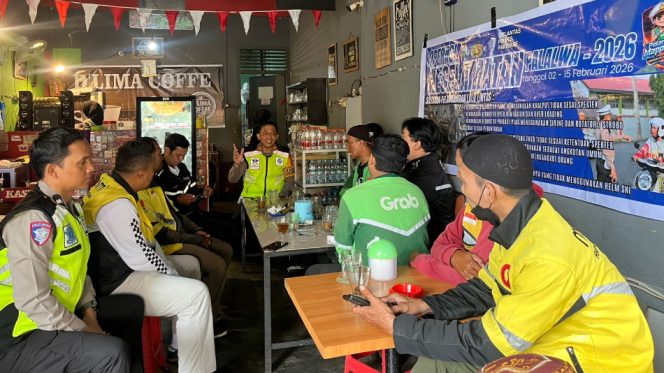 					Kasat Lantas AKP Muhammad Arsyad Berikan Edukasi Kepada Ojol Parepare. (Foto: Ist)
