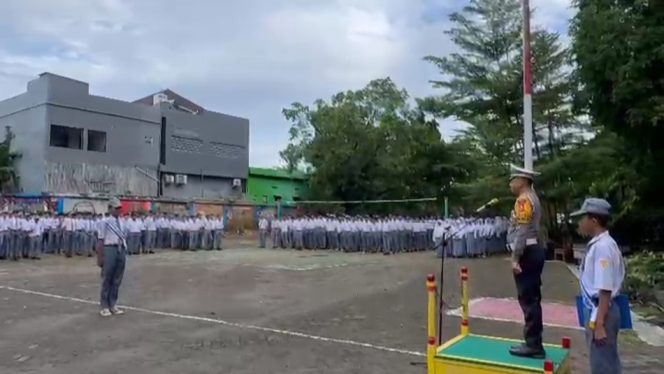 					Kasat Lantas Polres Parepare Pimpin Police Goes To School di SMK Negeri 2. (Foto: Ist)