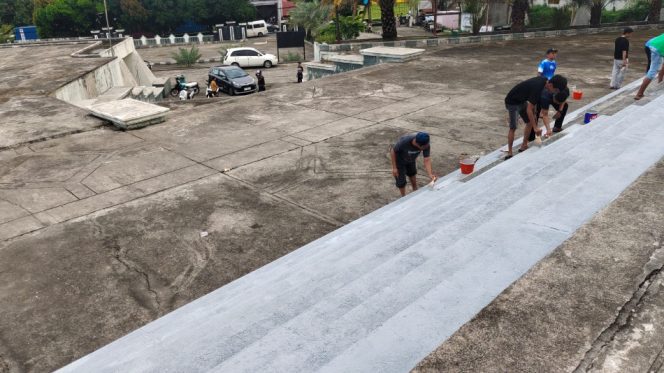 					ASN Pemkot Parepare melakukan pembenahan di Mesjid Agung Jelang Bulan Suci Ramadhan. (Foto: Ist/ Humas)