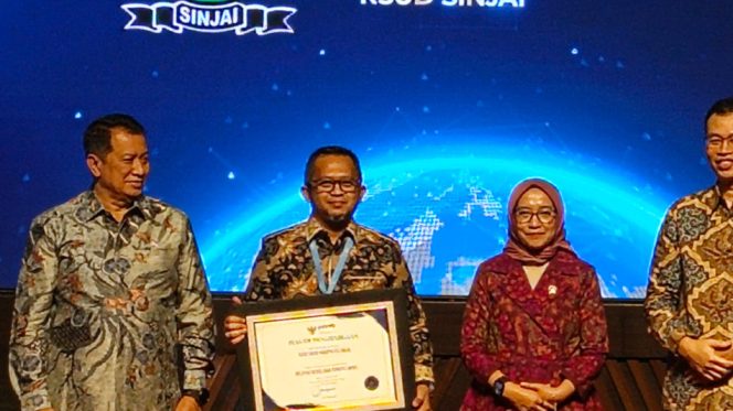 					Direktur RSUD Sinjai, dr. Kahar Anies, menerima langsung penghargaan WBK dari Menteri PANRB, Rini Widyantini. (Foto: Ist)