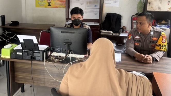 					Korban Penipuan Online Saat Melaporkan Kejadian ke SPKT Polres Selayar. (Foto: Ist)