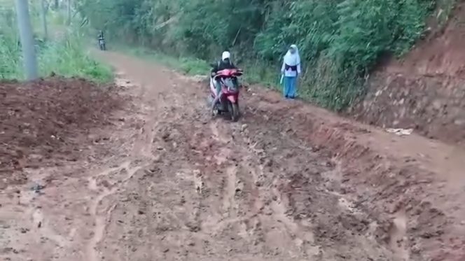					Kondisi Jalan yang Dilalui Siswa MA Al-Khaerat Barambang. (Foto: Tangkapan Layar)