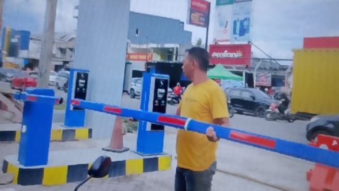 					Fasilitas portal parkir elektronik di Pasar Sentral Sinjai. (Foto: Ist)