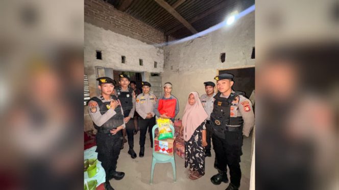 					Personel Polres Sinjai Sambangi Rumah Warga Kurang mampu dan Serahkan Bantuan Sembako. (Foto: Ist)