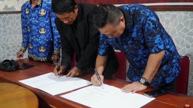					Penandatanganan MoU tentang Pendidikan Politik Demokrasi dan Pengawasan Partisipatif di lingkungan Madrasah Aliyah di Bulukumba. (Foto: Ist)